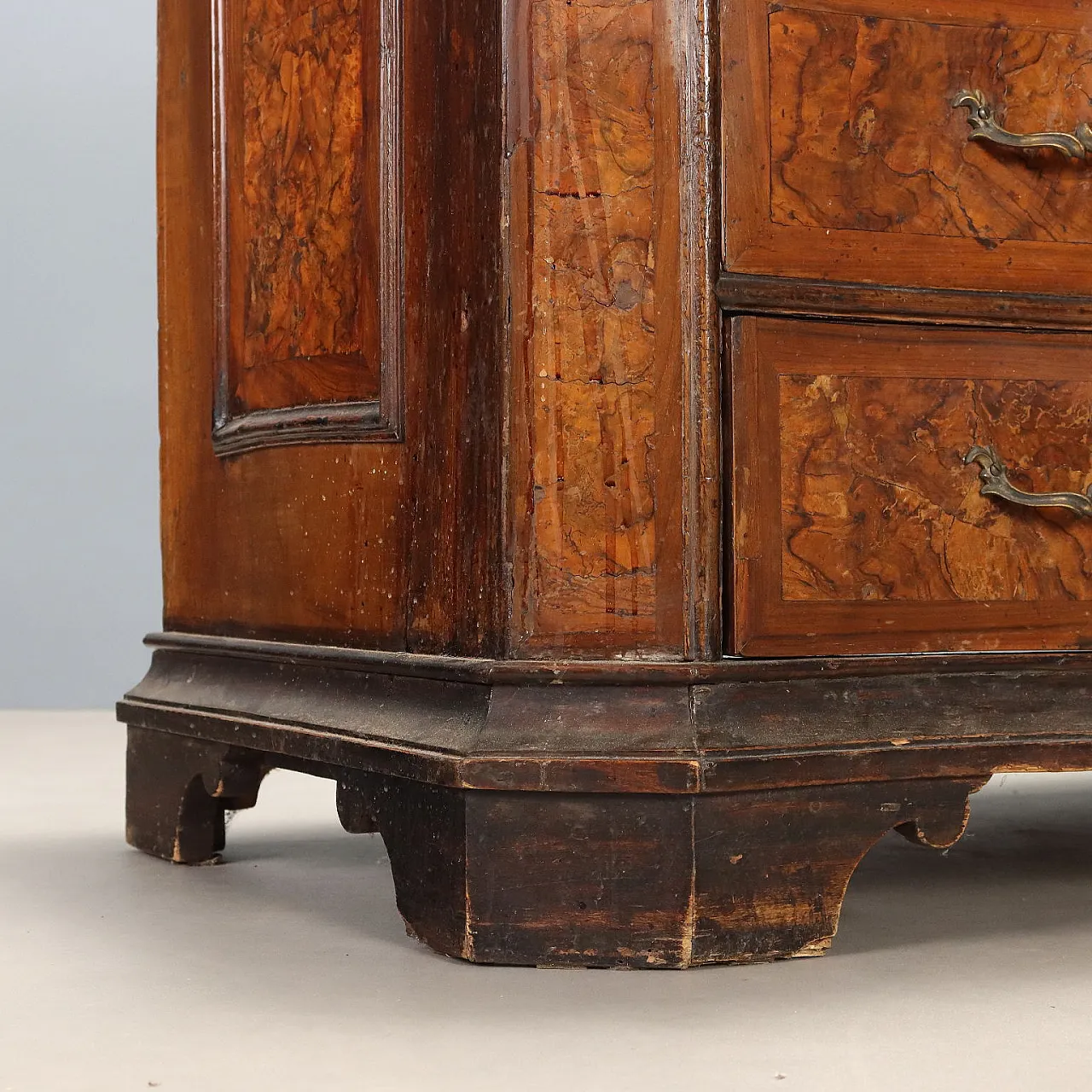 Baroque chest of drawers in walnut, 17th century 7