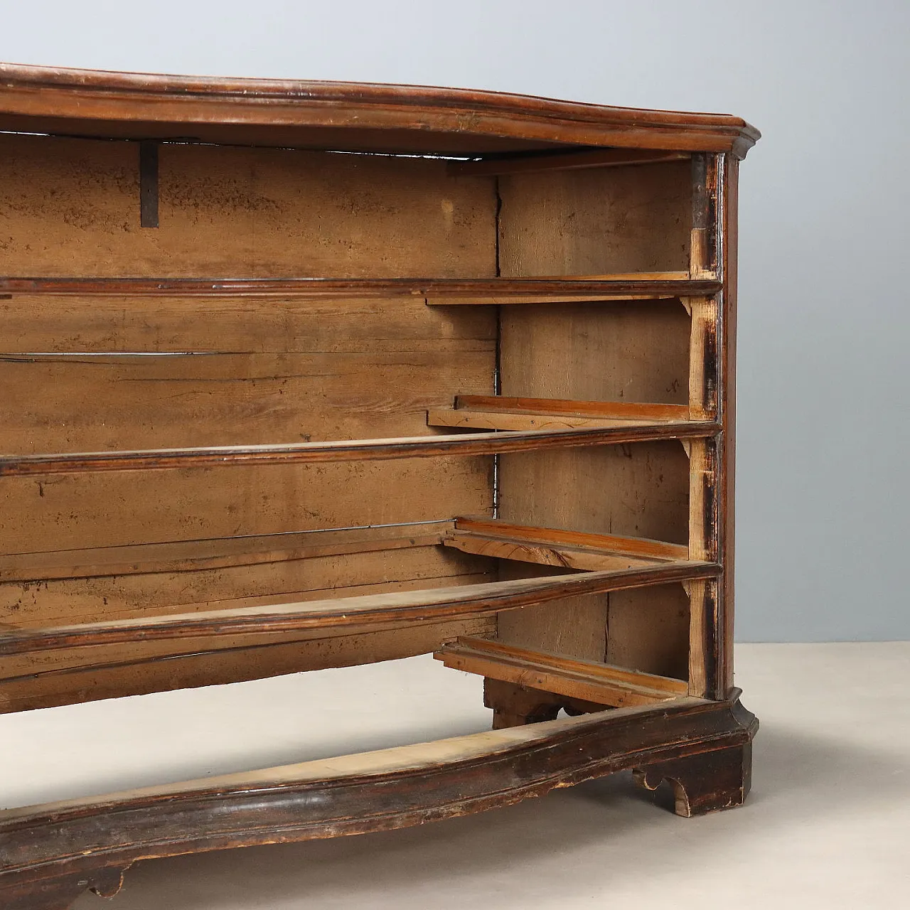 Baroque chest of drawers in walnut, 17th century 9