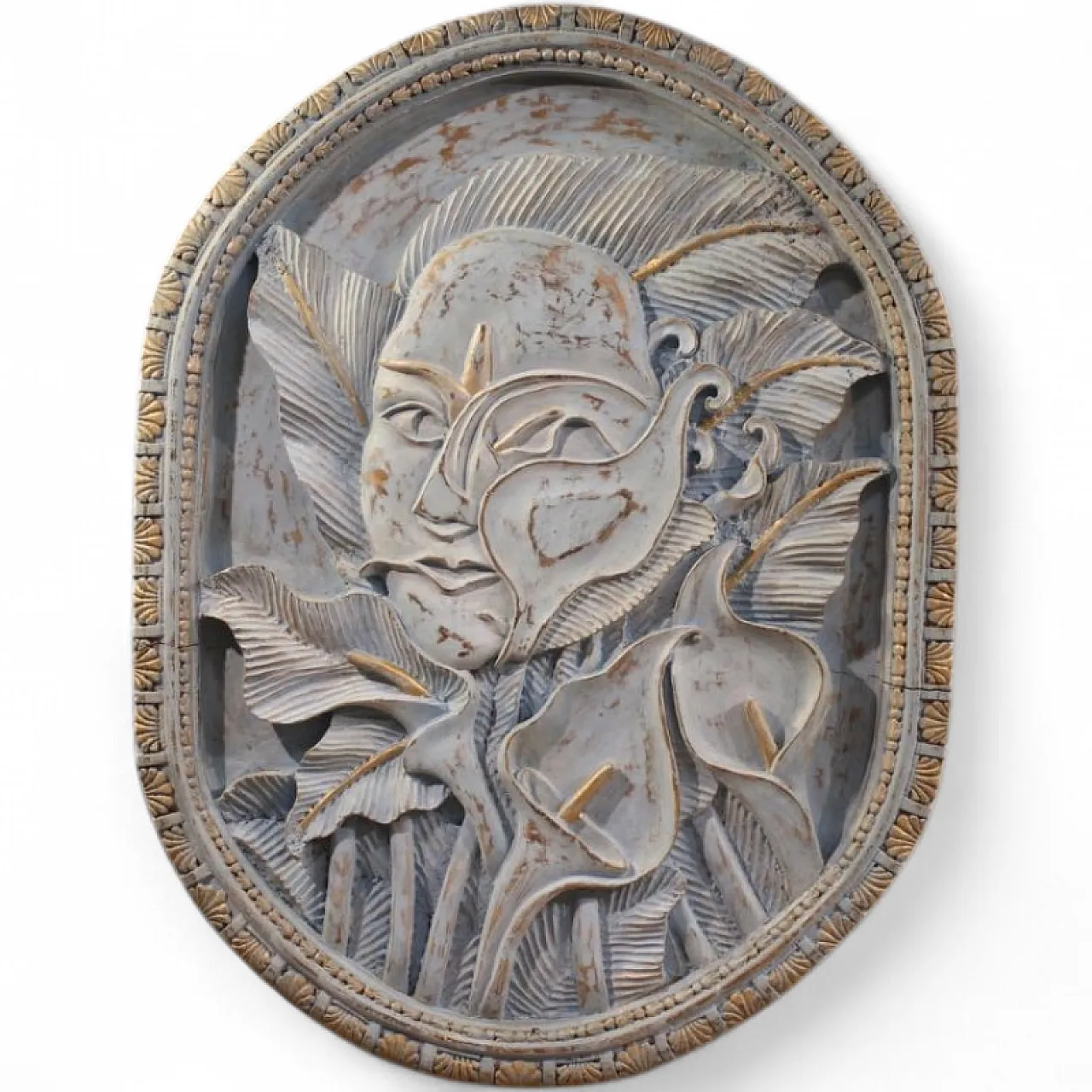 Bassorilievo in legno scolpito con volto stilizzato e fiori, '900 12