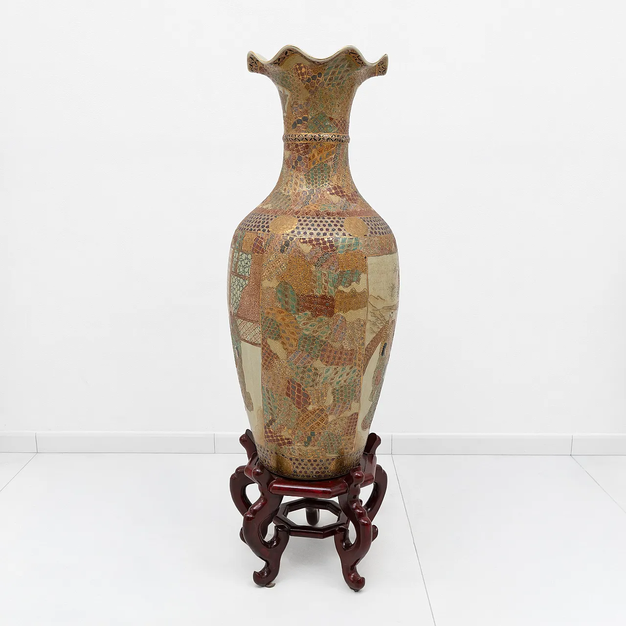 Large Royal Satsuma vase with figural on gilded ground, early 20th c. 2