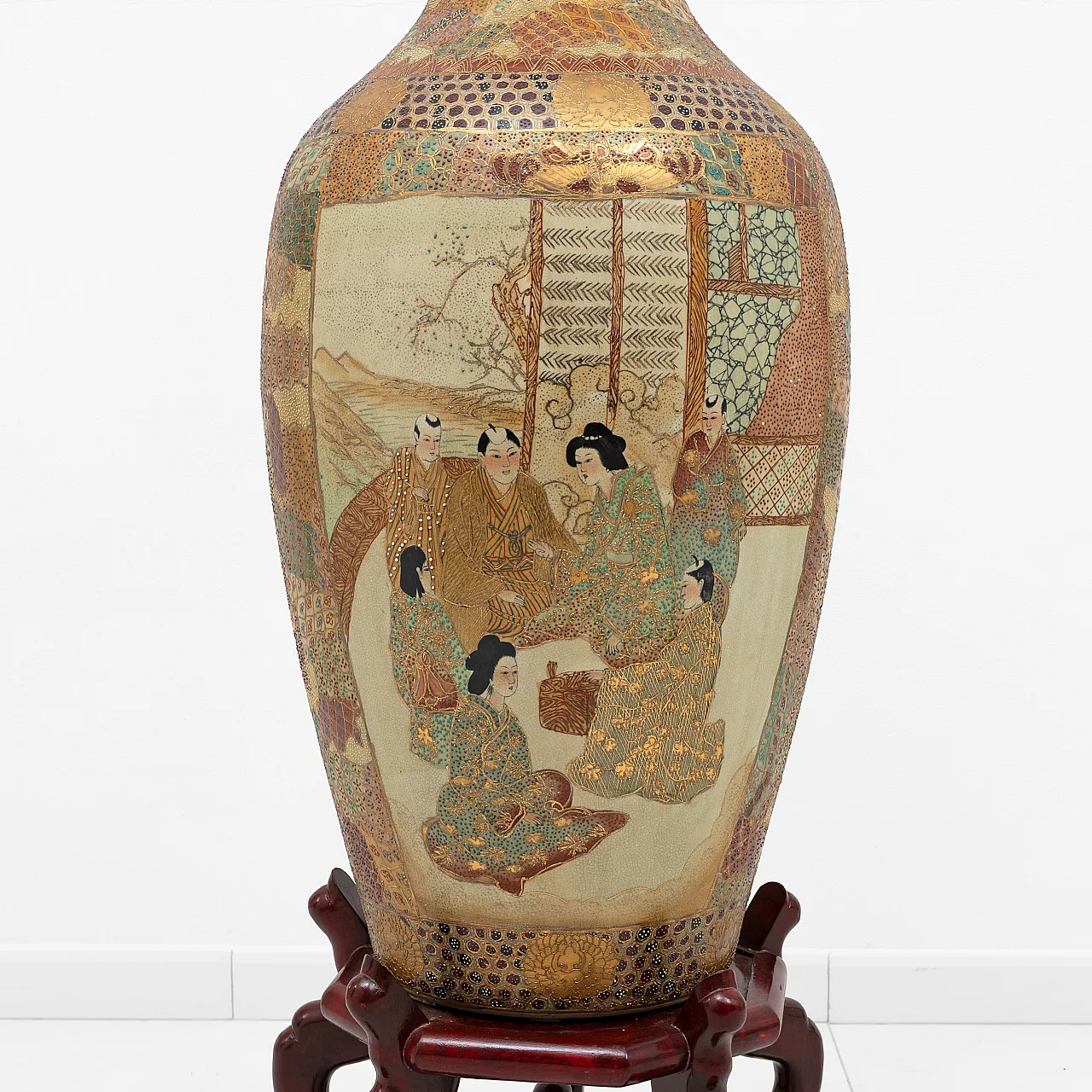 Large Royal Satsuma vase with figural on gilded ground, early 20th c. 3