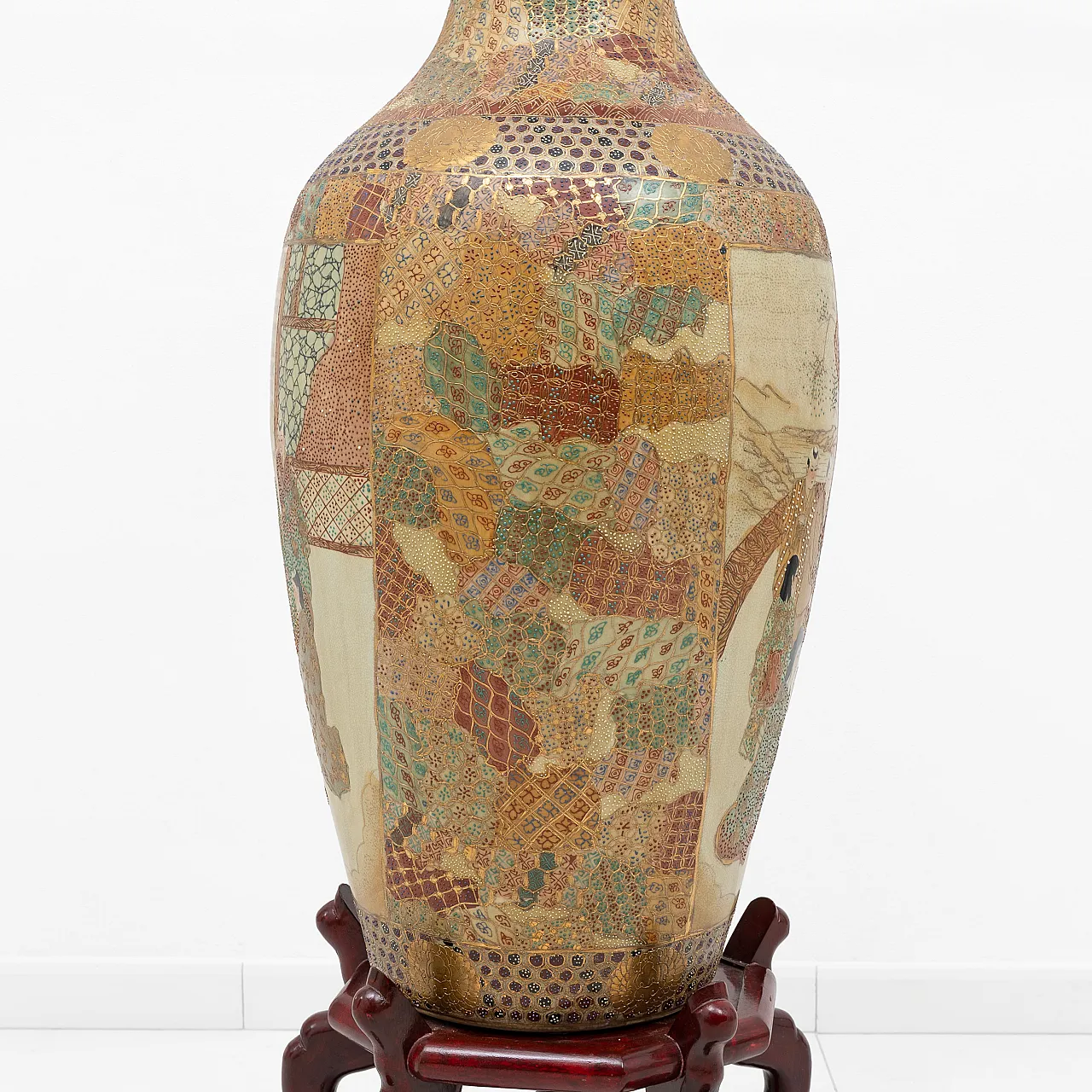 Large Royal Satsuma vase with figural on gilded ground, early 20th c. 4