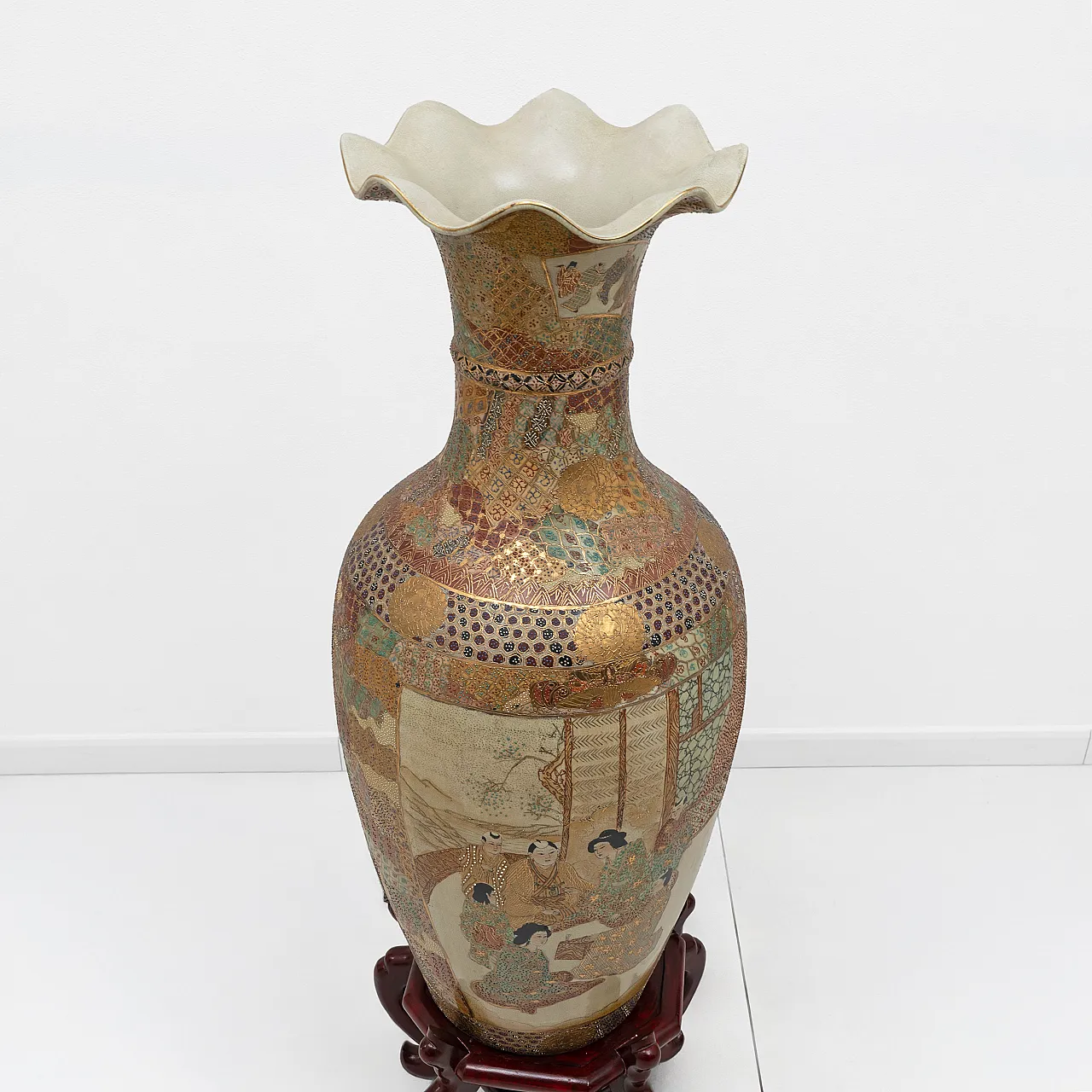 Large Royal Satsuma vase with figural on gilded ground, early 20th c. 6