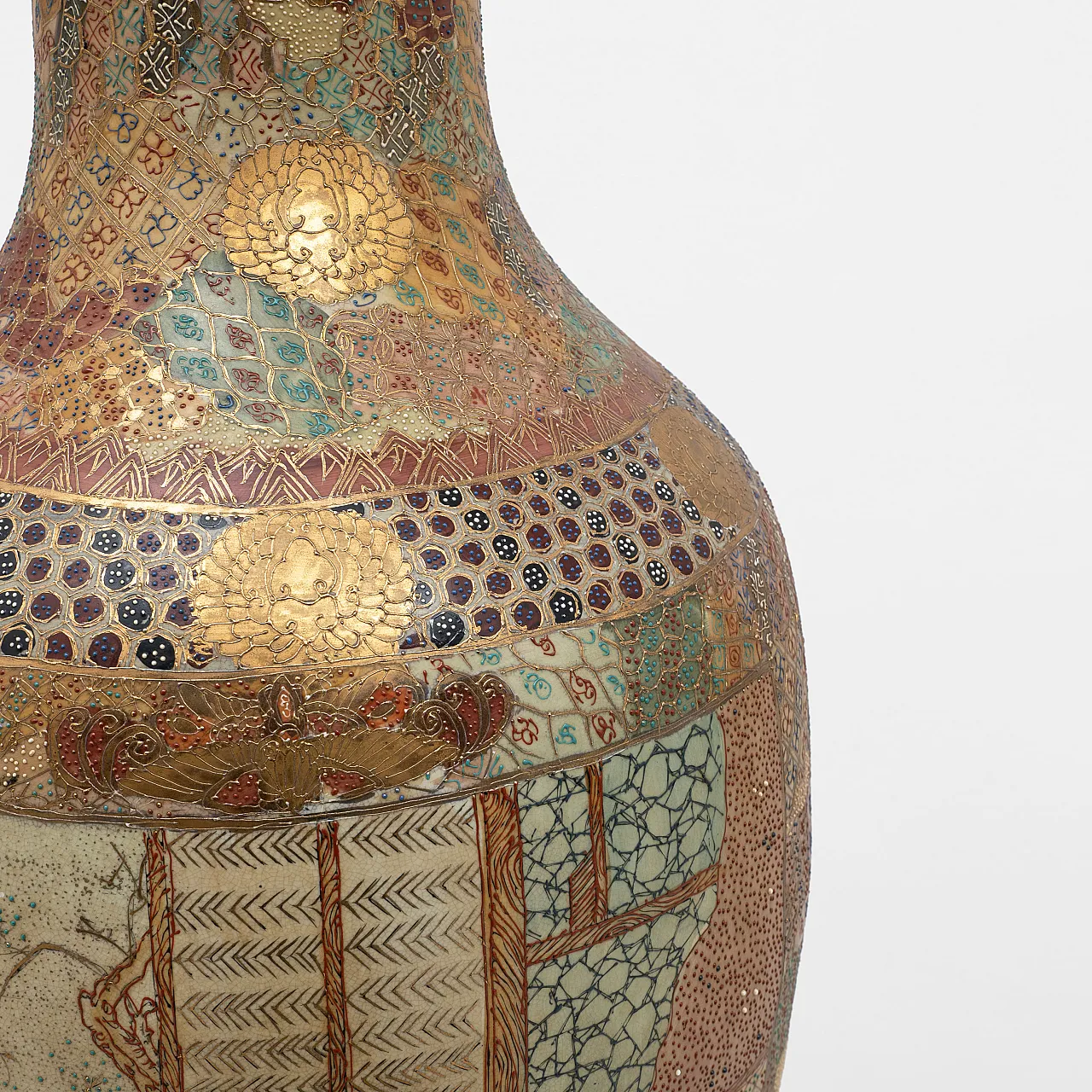 Large Royal Satsuma vase with figural on gilded ground, early 20th c. 7