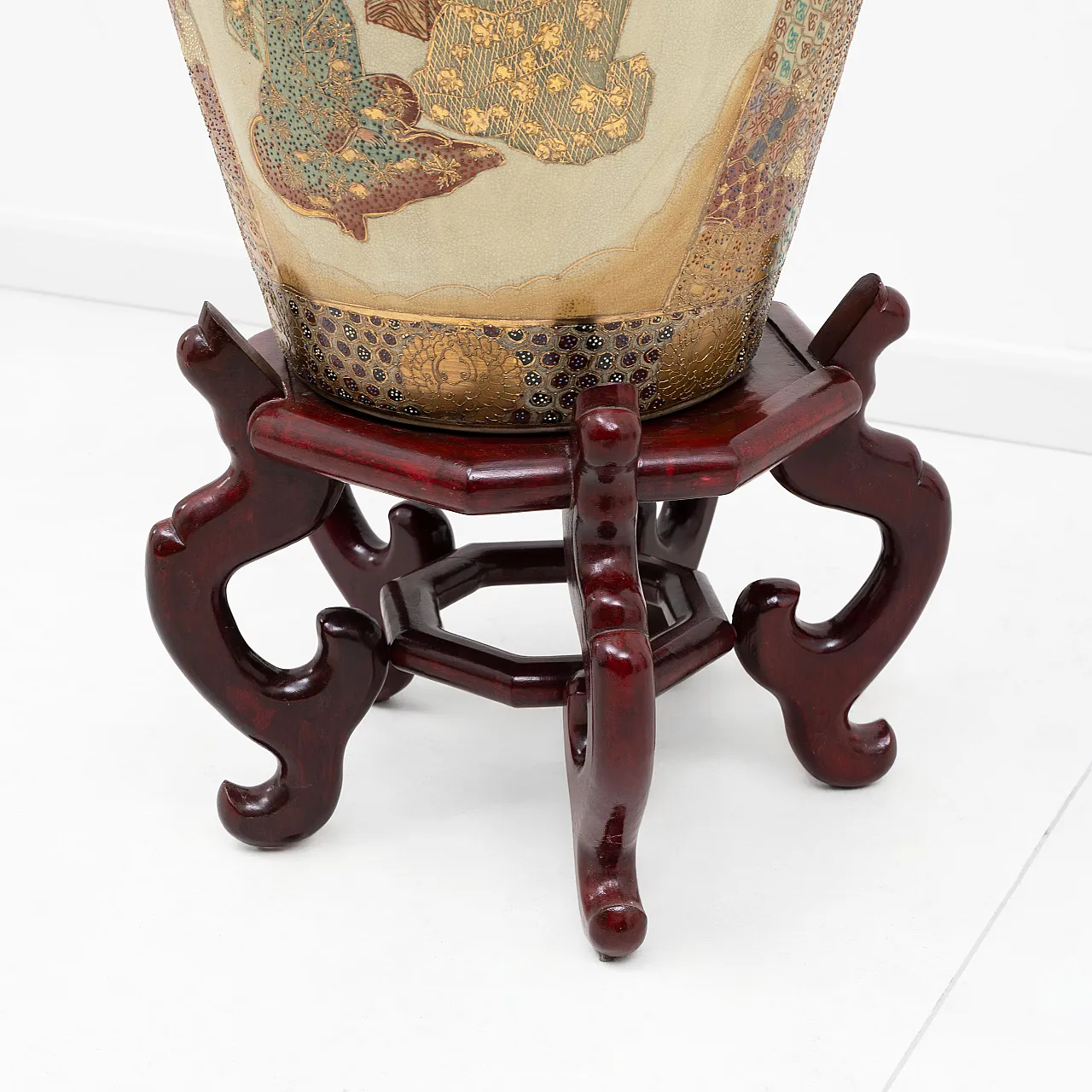 Large Royal Satsuma vase with figural on gilded ground, early 20th c. 8