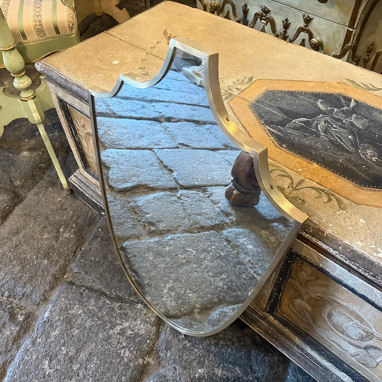 Specchio a forma di scudo in ottone massiccio di Gio Ponti, anni ’50 4