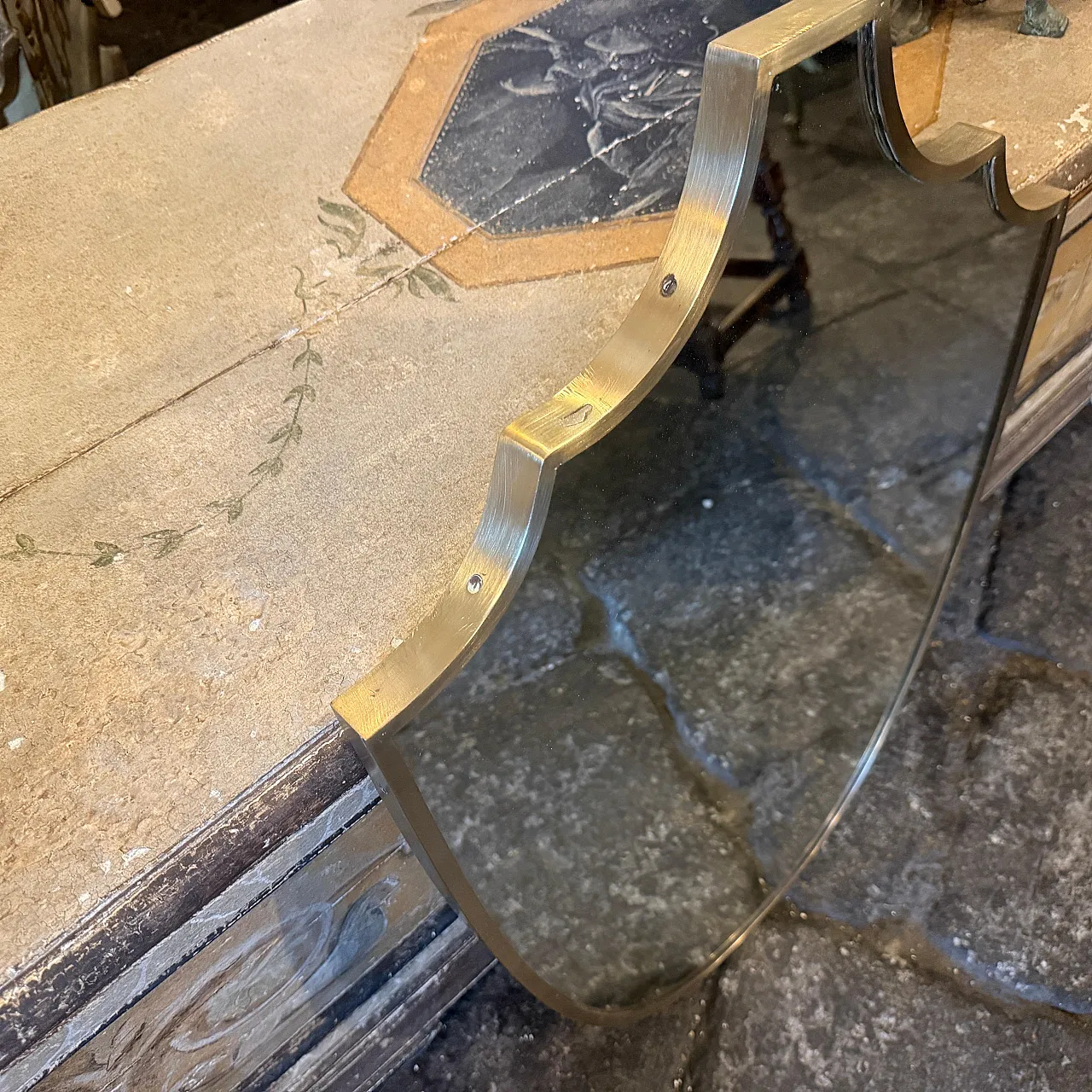 Specchio a forma di scudo in ottone massiccio di Gio Ponti, anni ’50 5