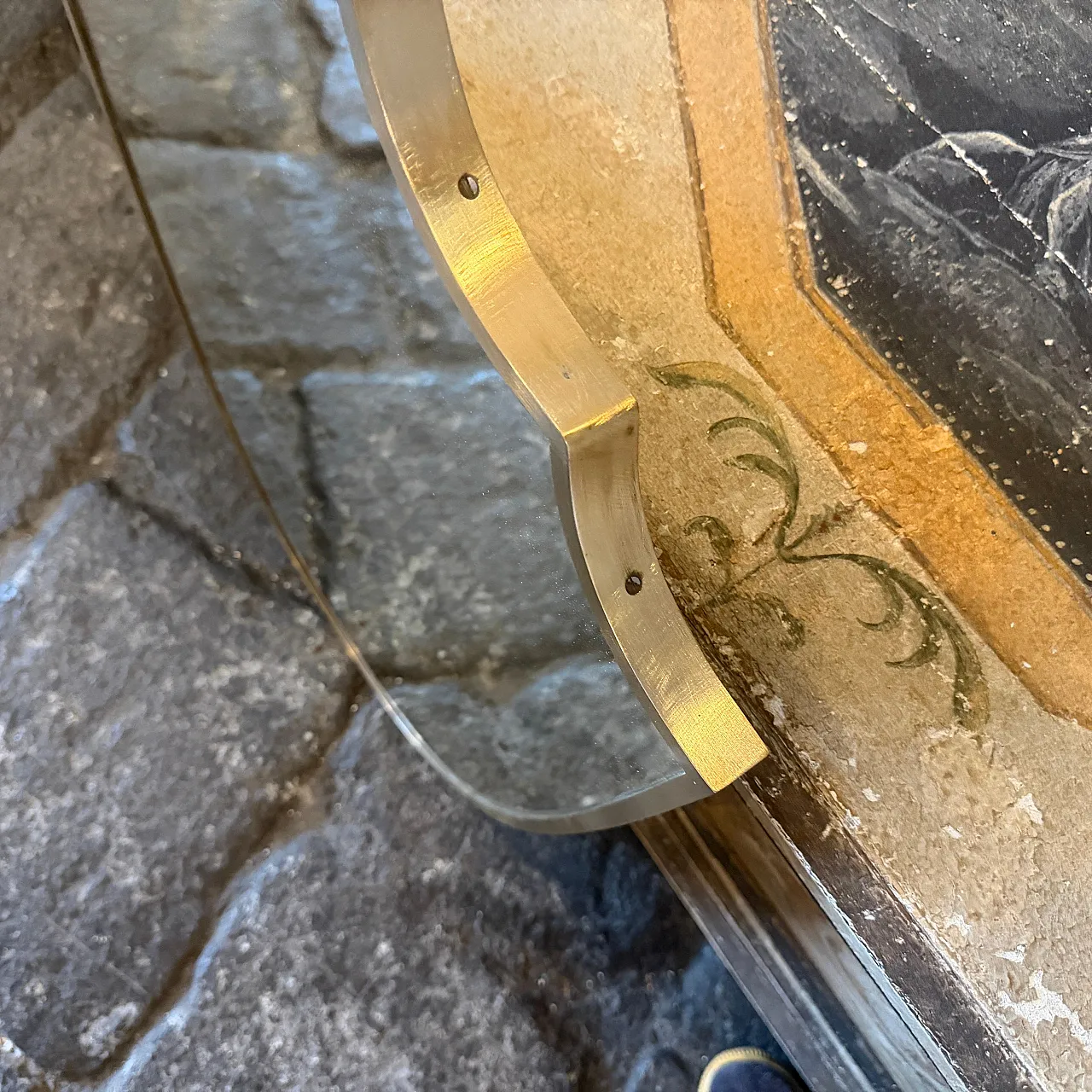 Specchio a forma di scudo in ottone massiccio di Gio Ponti, anni ’50 7