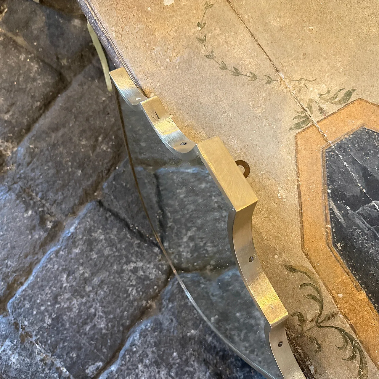 Specchio a forma di scudo in ottone massiccio di Gio Ponti, anni ’50 9