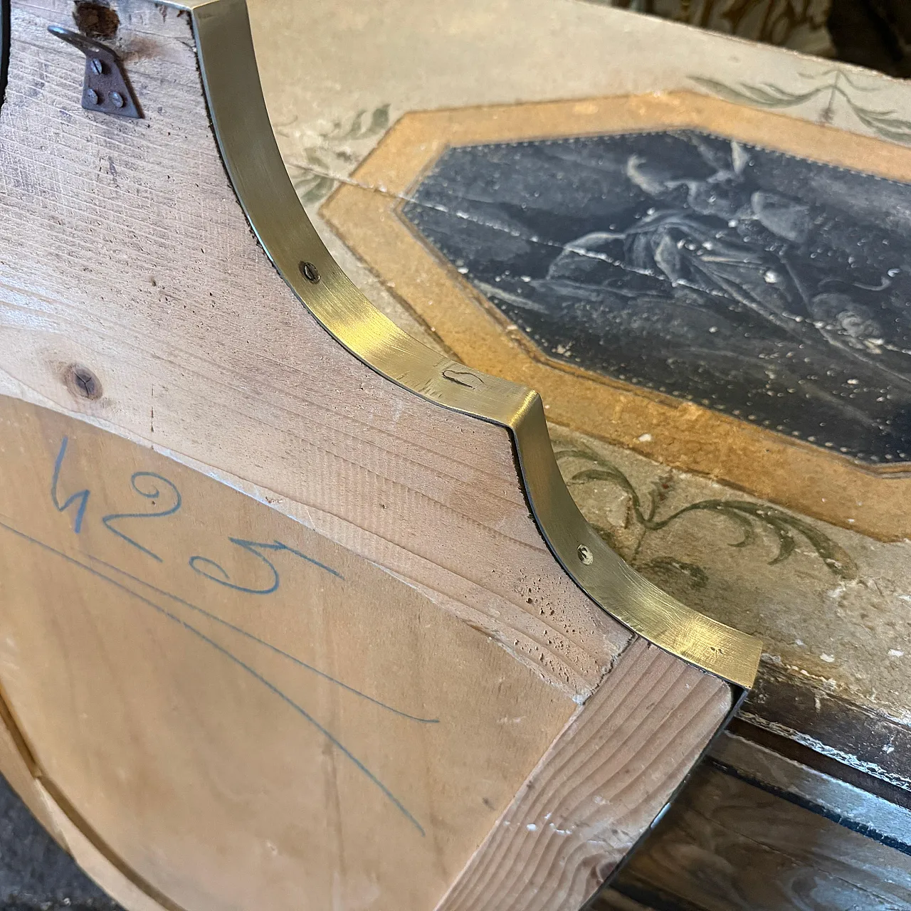 Specchio a forma di scudo in ottone massiccio di Gio Ponti, anni ’50 10