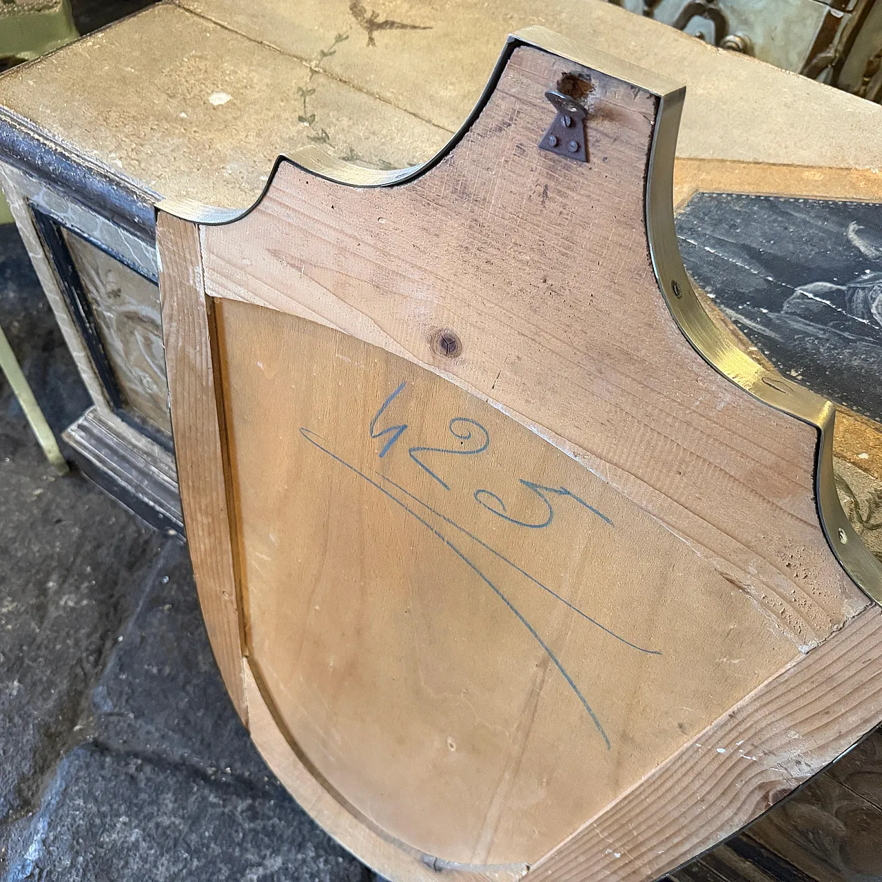Specchio a forma di scudo in ottone massiccio di Gio Ponti, anni ’50 13