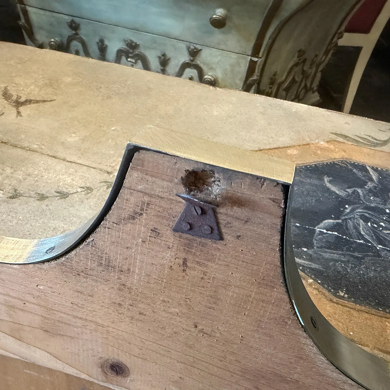 Specchio a forma di scudo in ottone massiccio di Gio Ponti, anni ’50 14