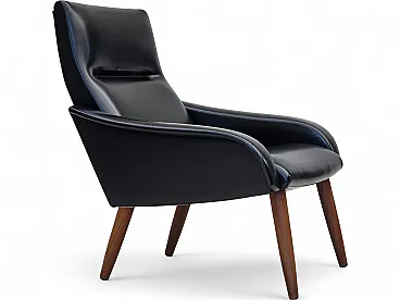 Anni '70, poltrona danese, pelle artificiale nera, gambe in legno di teak.