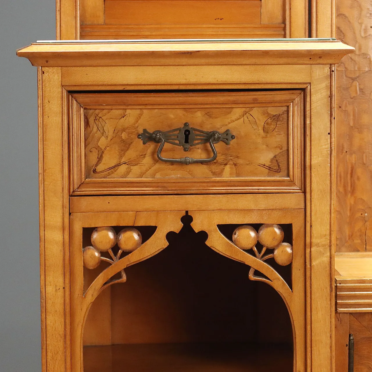 Credenzino Liberty in frassino e acero con specchi bisellati, '900 7