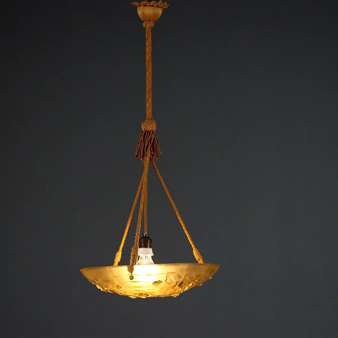 Lampadario in vetro giallo con decorazioni floreali, '900 1