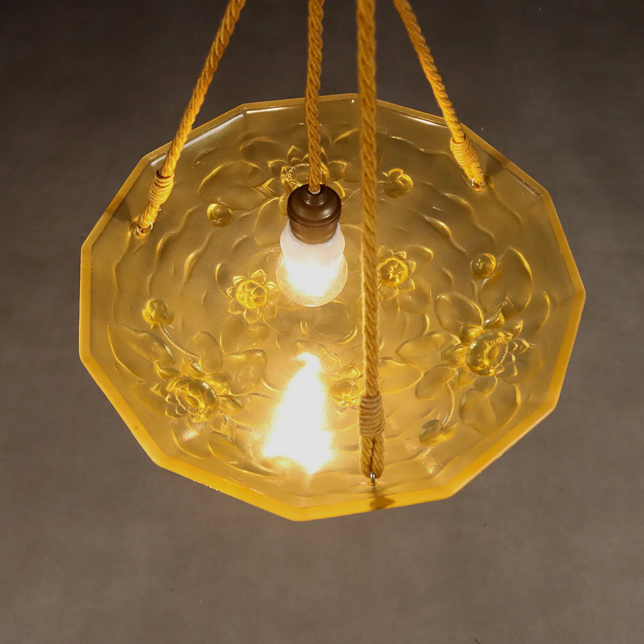Lampadario in vetro giallo con decorazioni floreali, '900 4