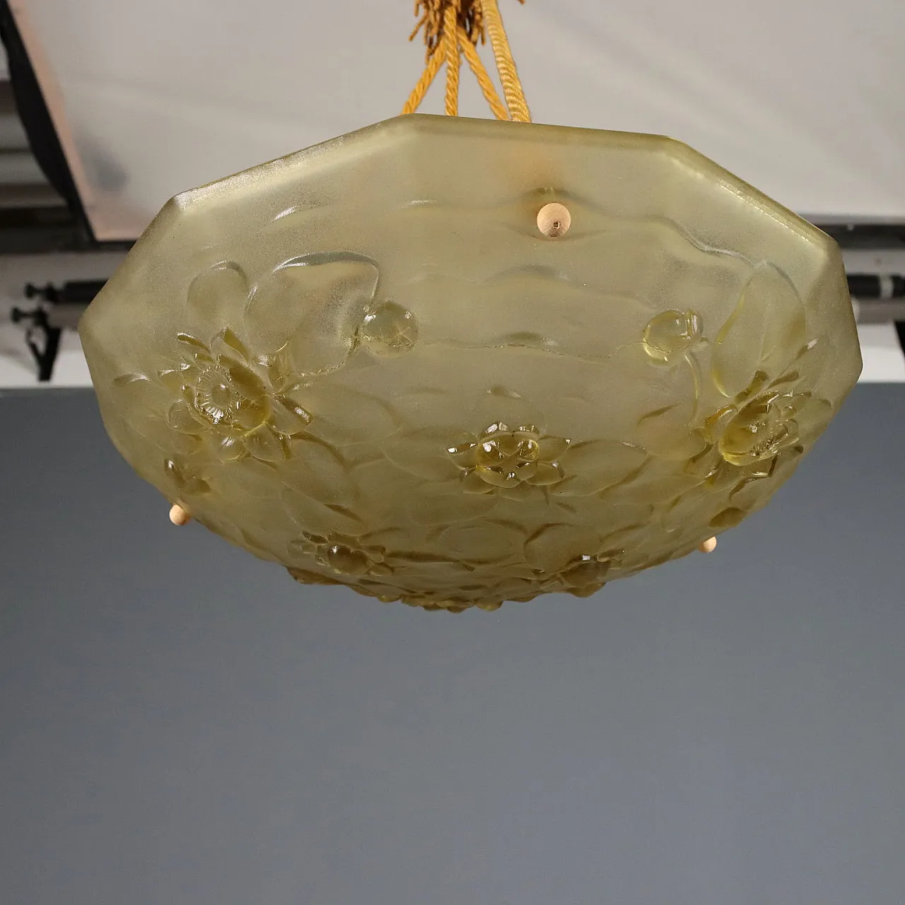 Lampadario in vetro giallo con decorazioni floreali, '900 7