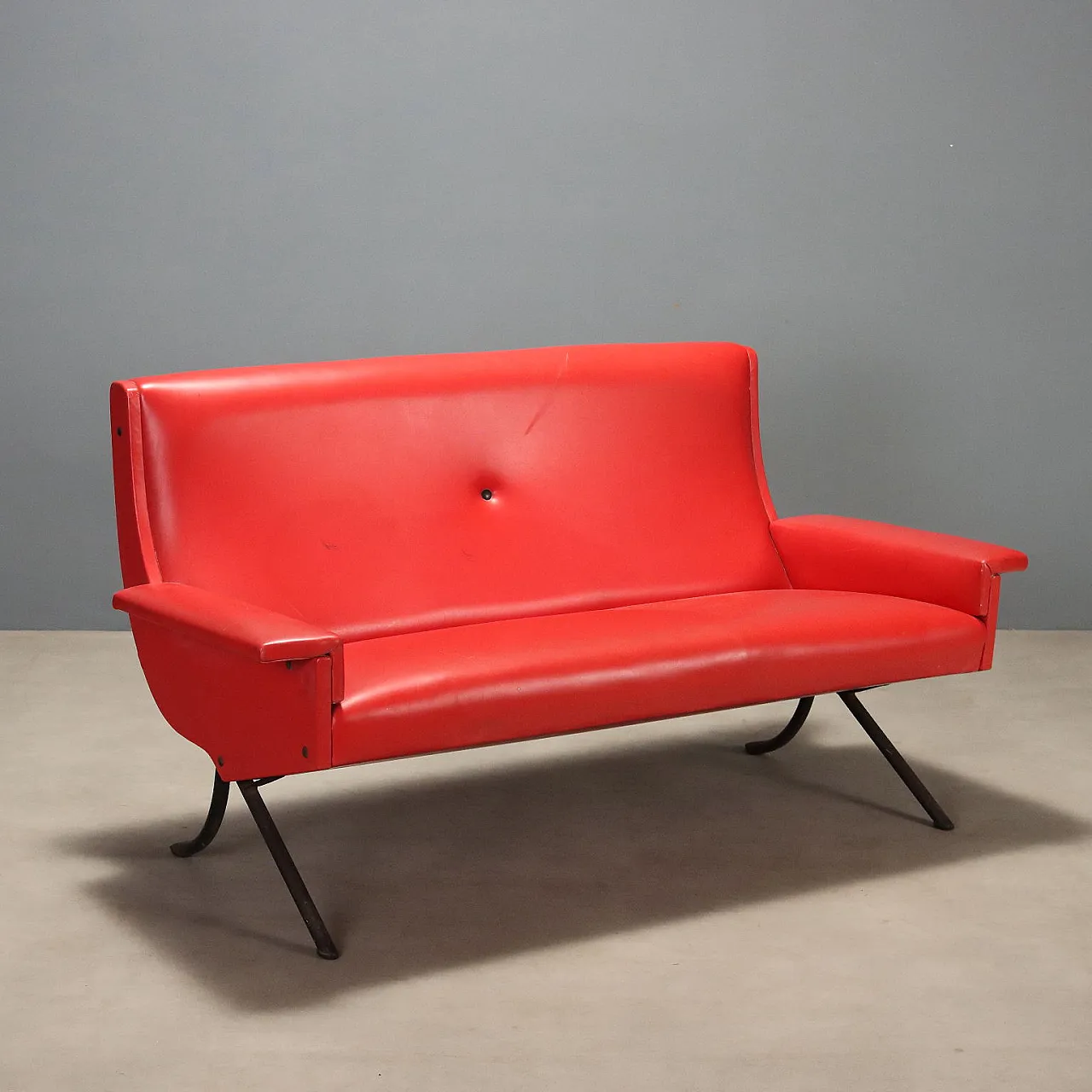 Divano in skai rosso, anni '60 1