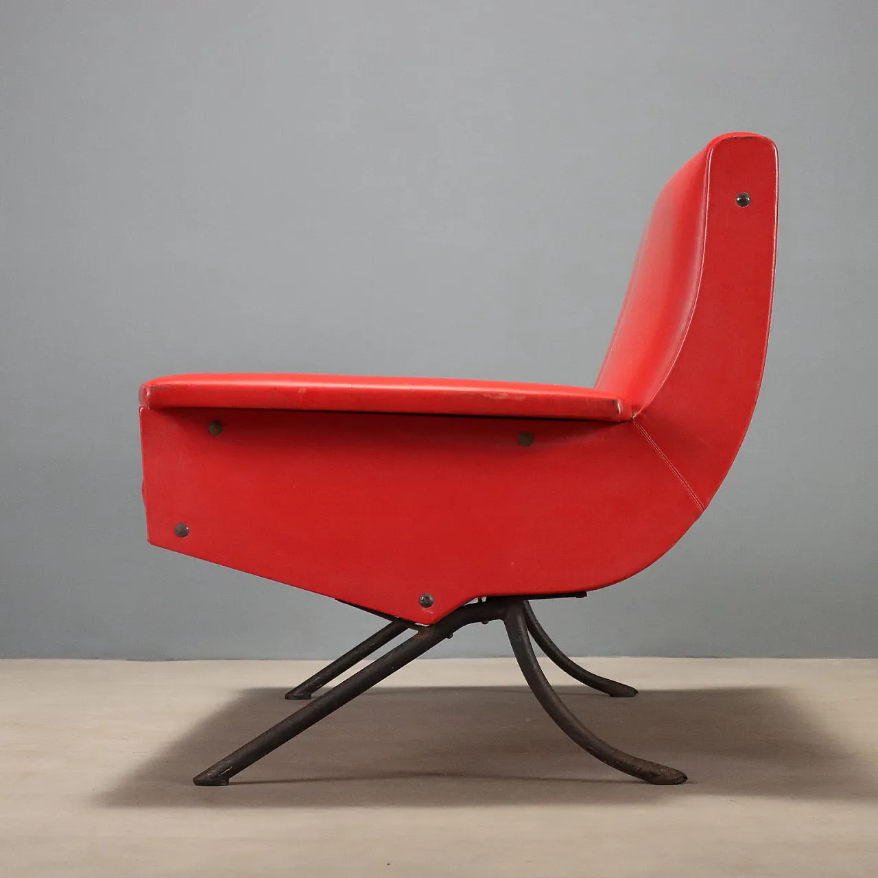 Divano in skai rosso, anni '60 4