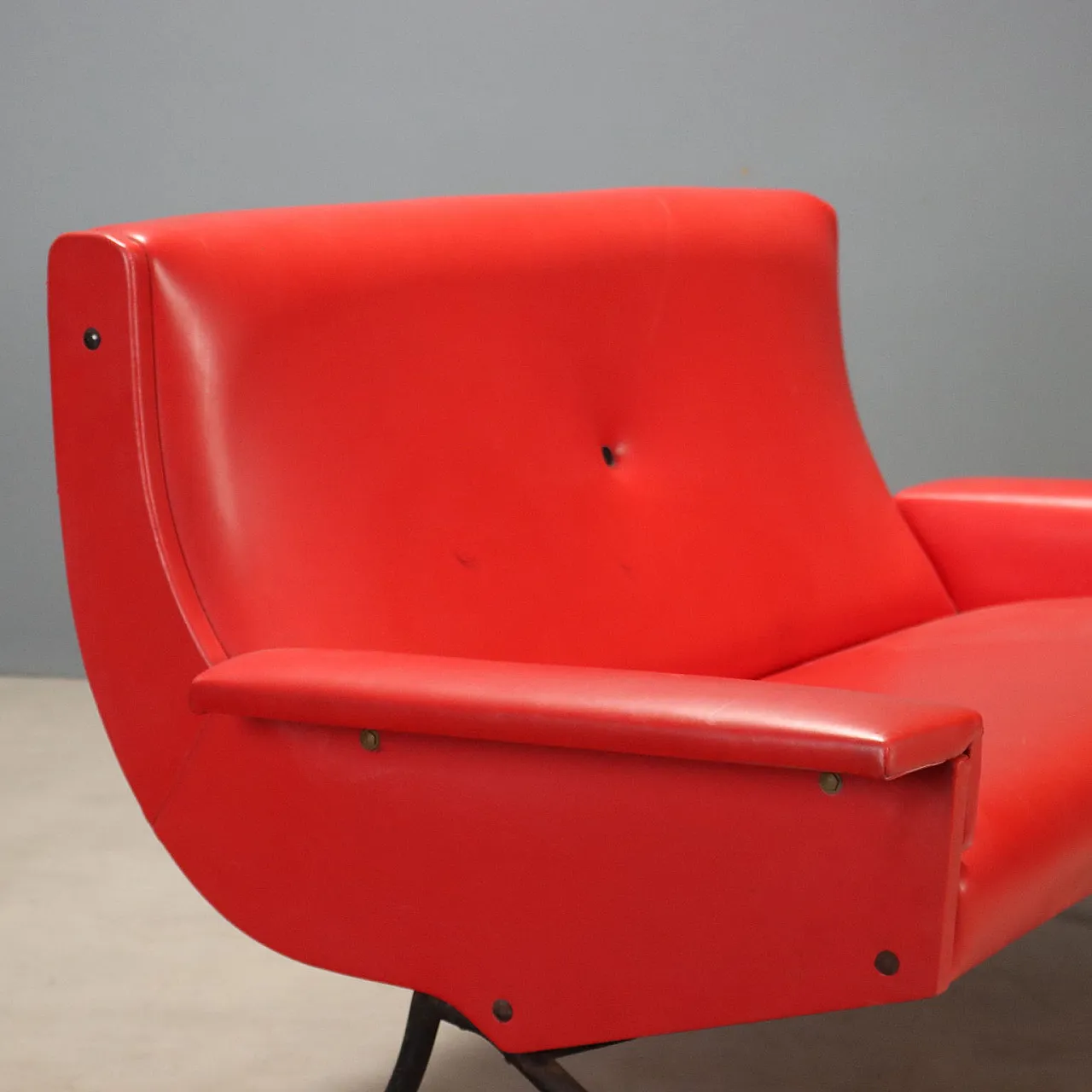 Divano in skai rosso, anni '60 5