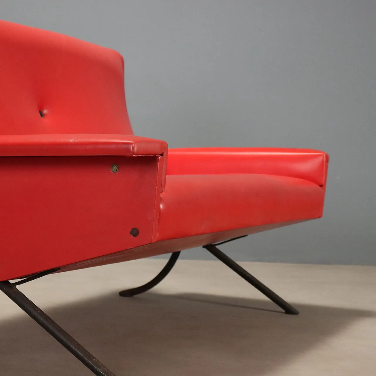 Divano in skai rosso, anni '60 6