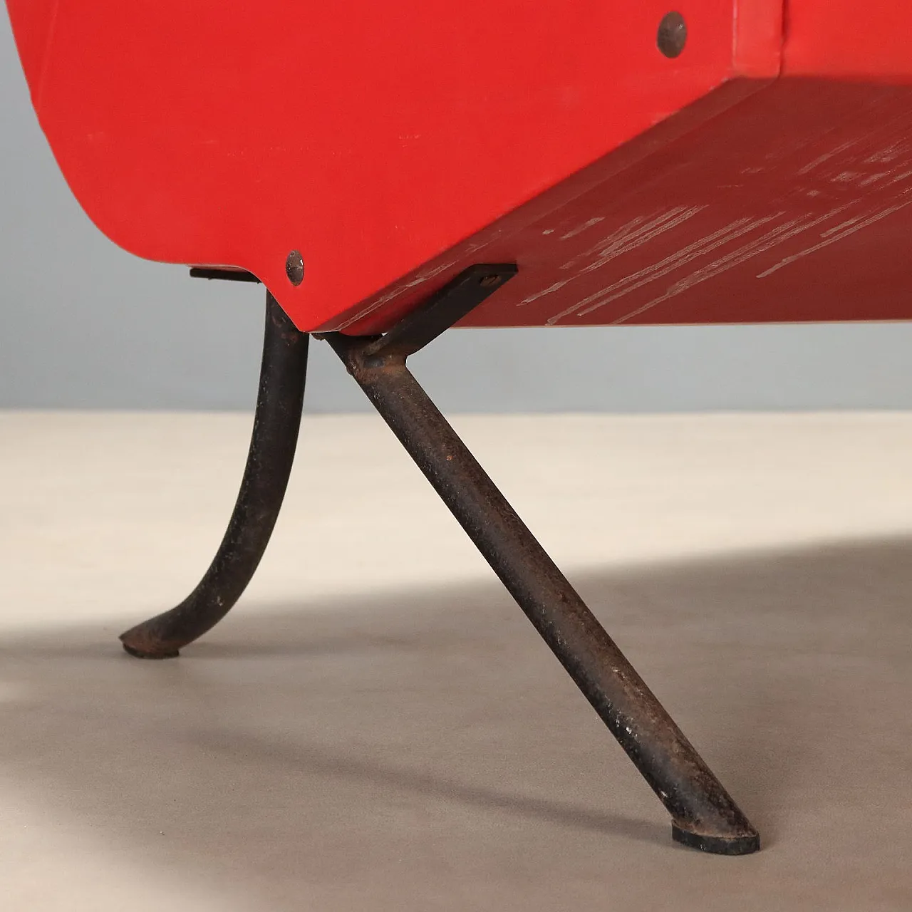 Divano in skai rosso, anni '60 10