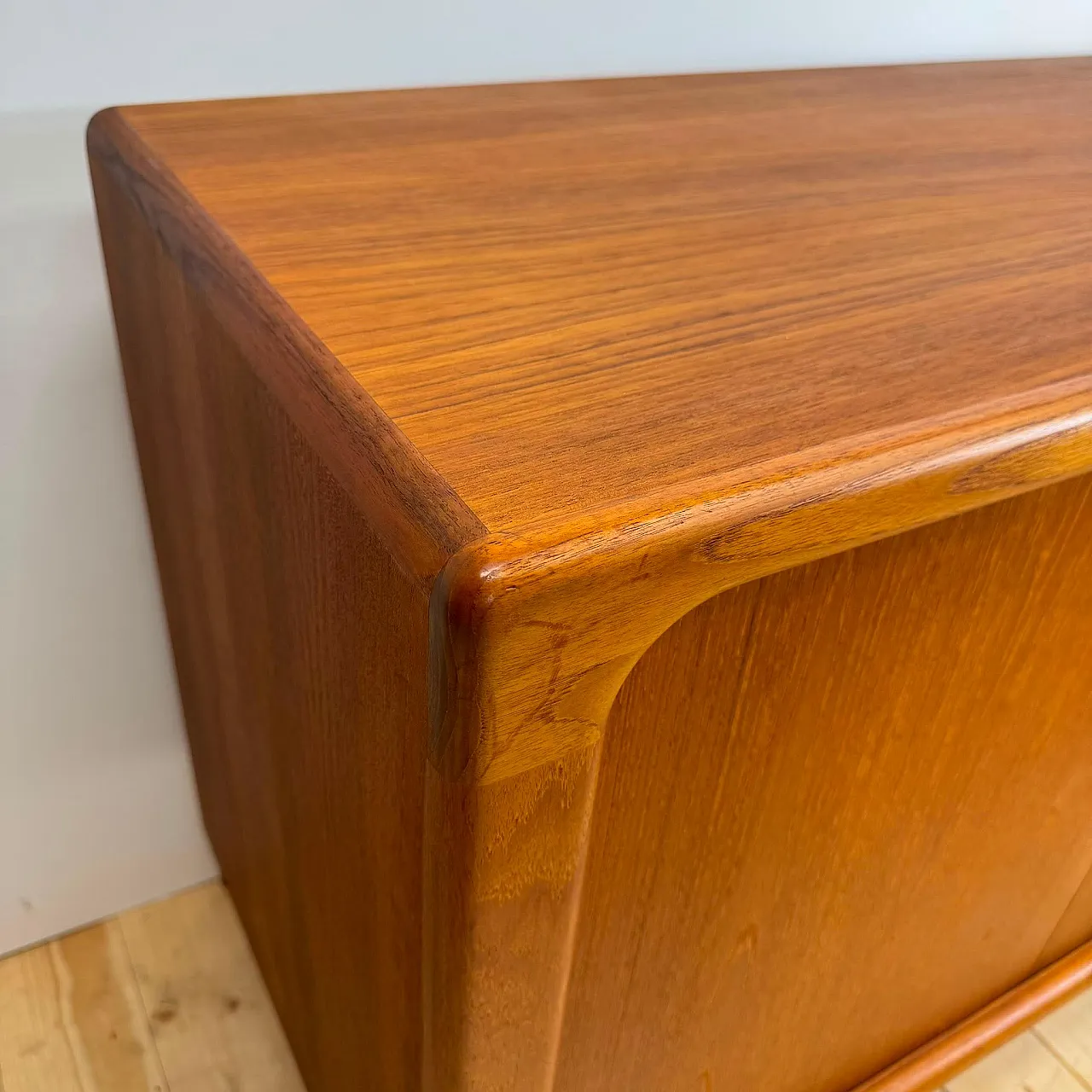 Sideboard Dyrlund in teak con ante a scomparsa, anni ’60 9