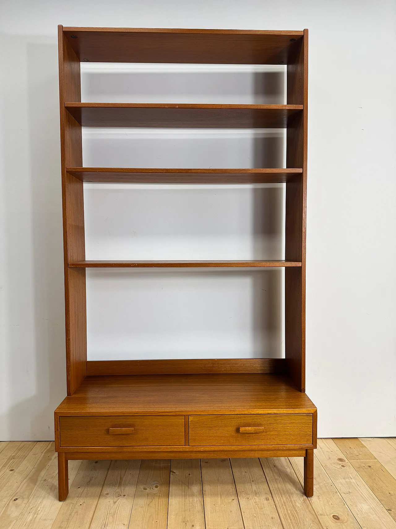 Libreria svedese in teak con due cassetti, anni ’60 10