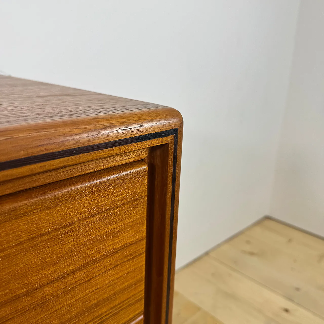 Piccola cassettiera danese in teak a tre cassetti, anni ’60 2