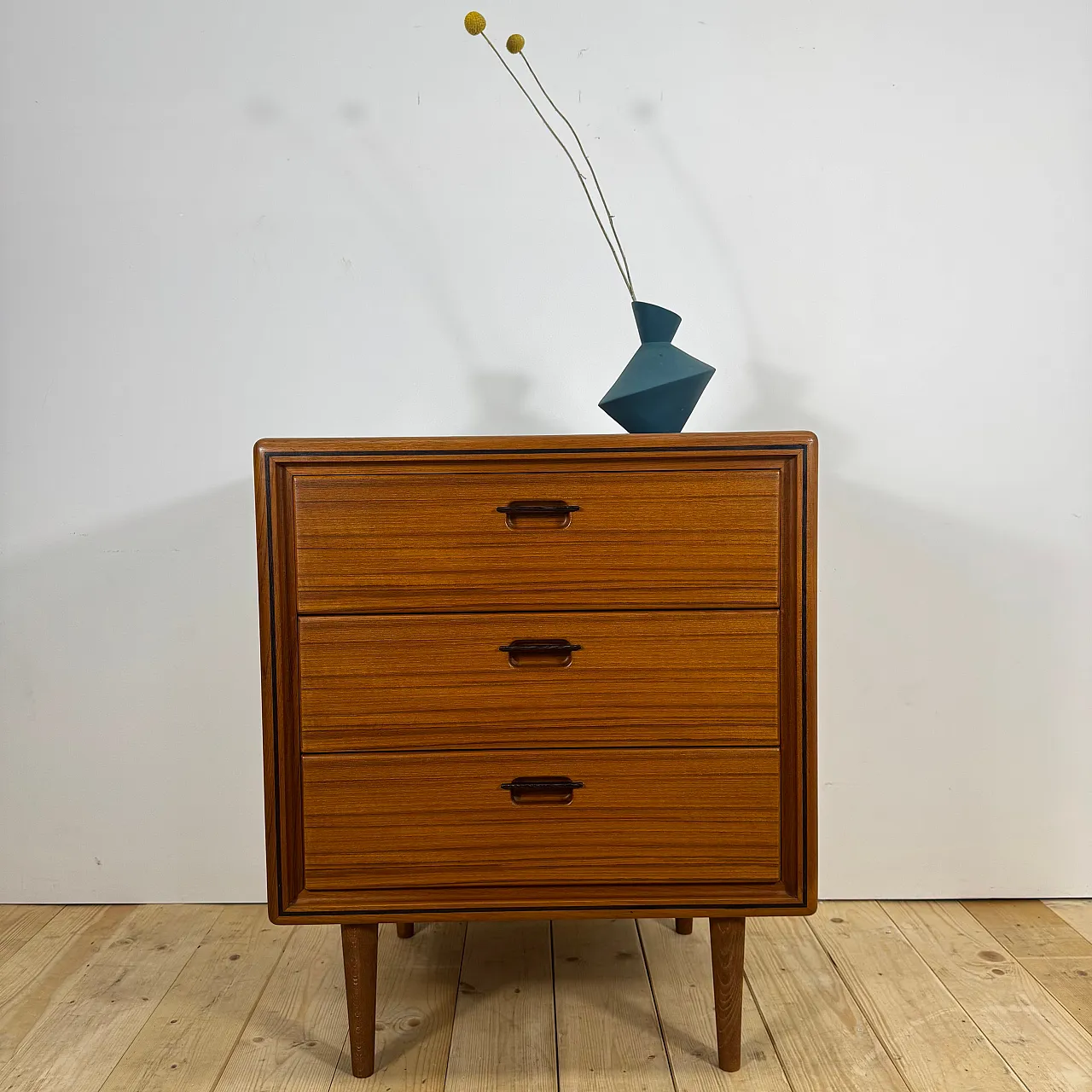 Piccola cassettiera danese in teak a tre cassetti, anni ’60 3