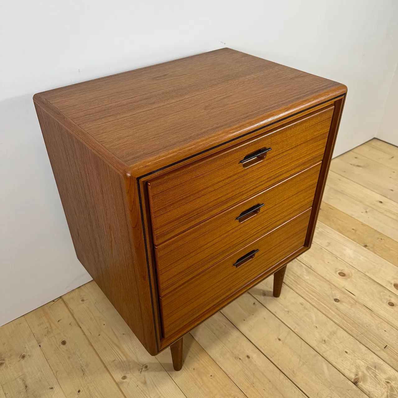 Piccola cassettiera danese in teak a tre cassetti, anni ’60 4