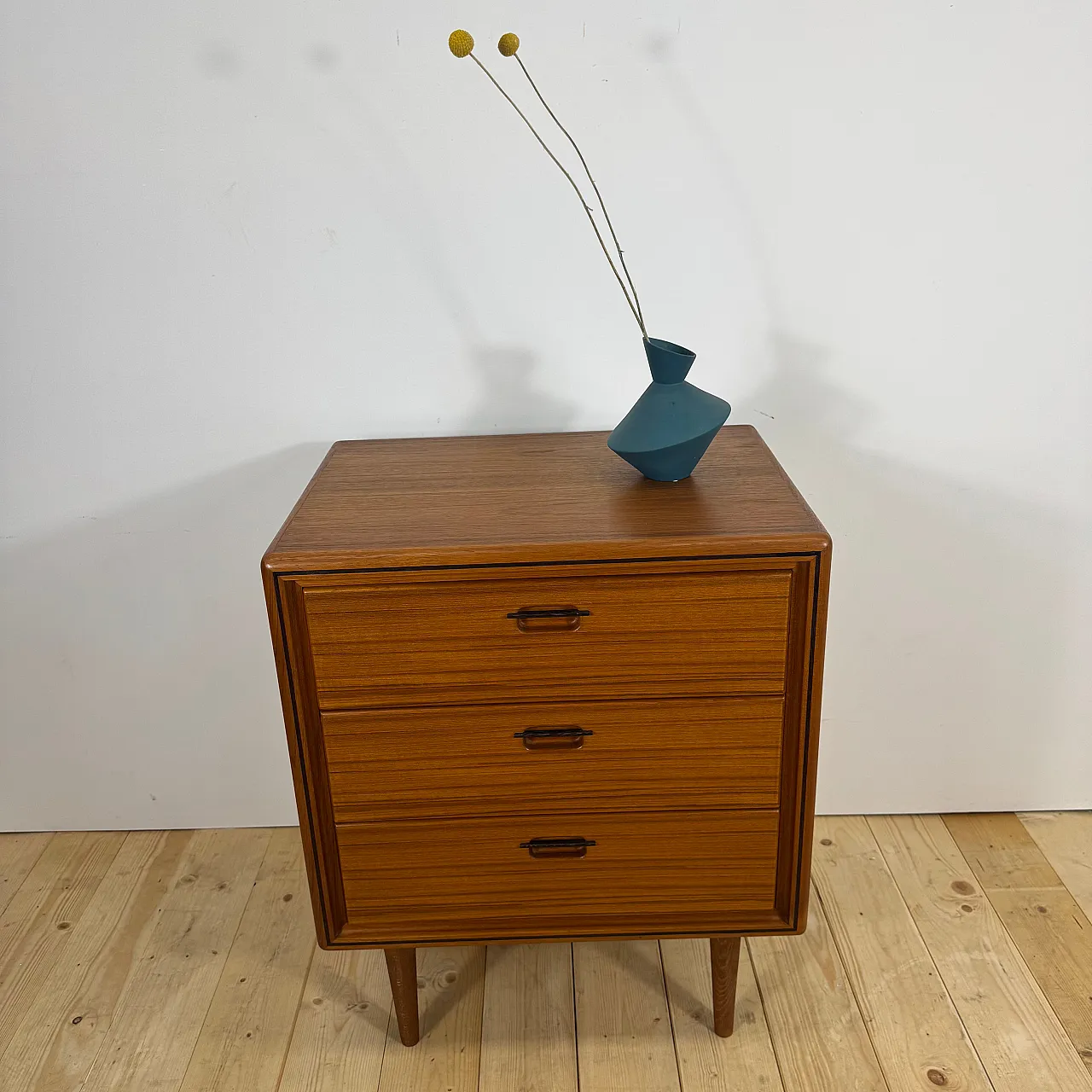 Piccola cassettiera danese in teak a tre cassetti, anni ’60 5