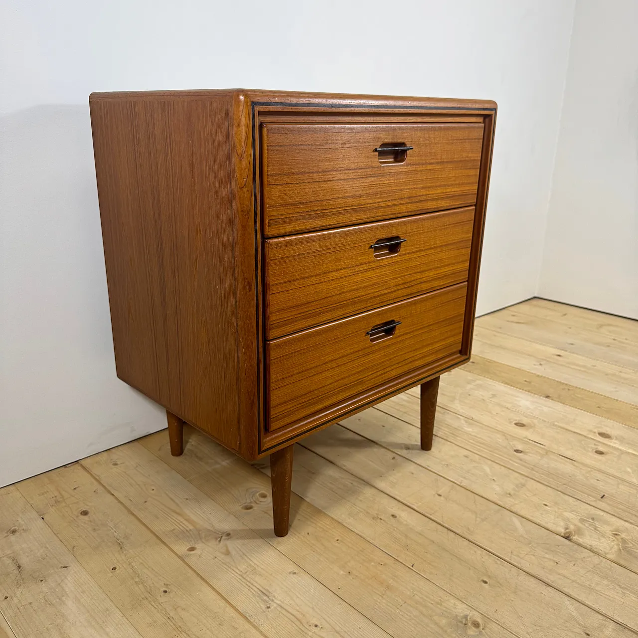Piccola cassettiera danese in teak a tre cassetti, anni ’60 6