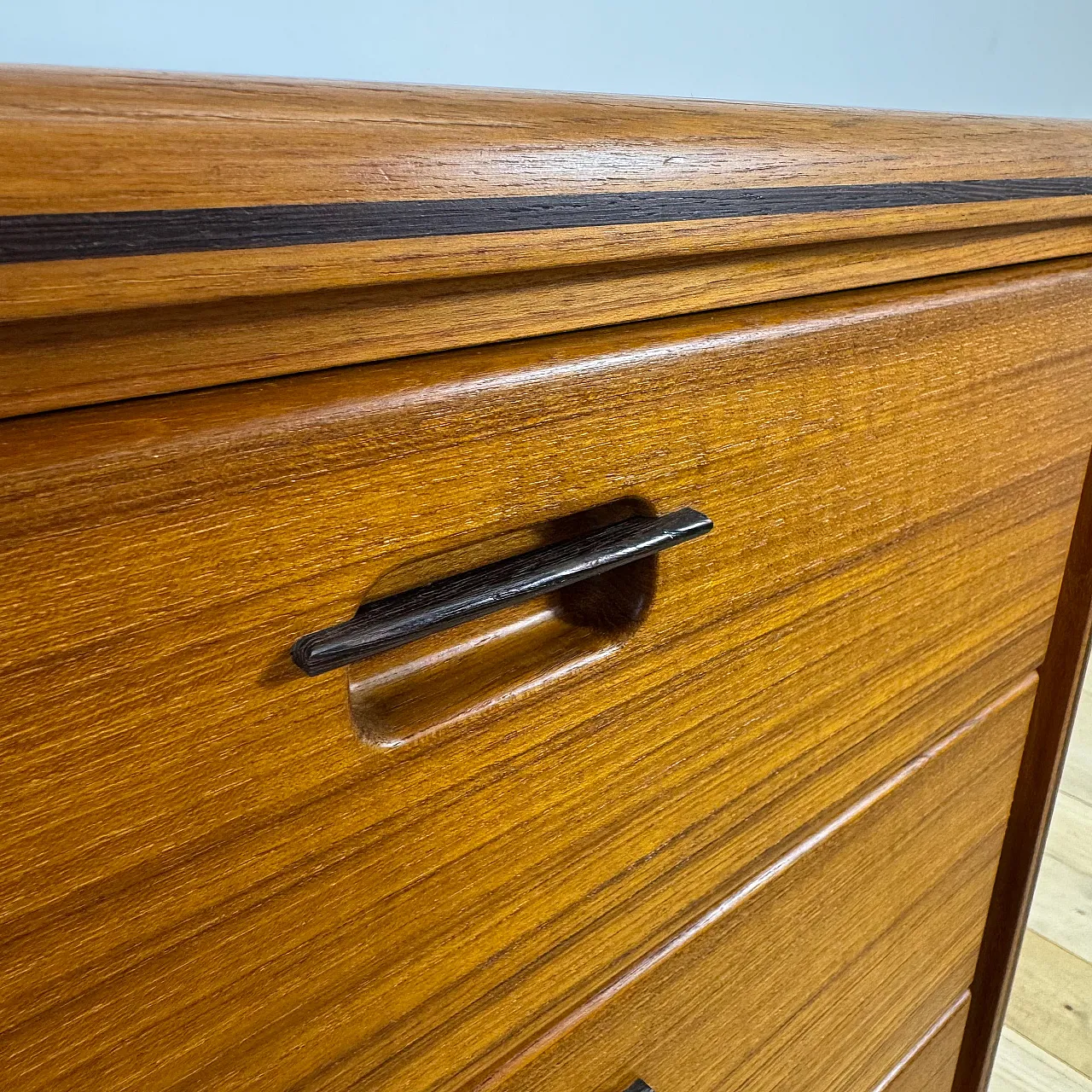 Piccola cassettiera danese in teak a tre cassetti, anni ’60 7