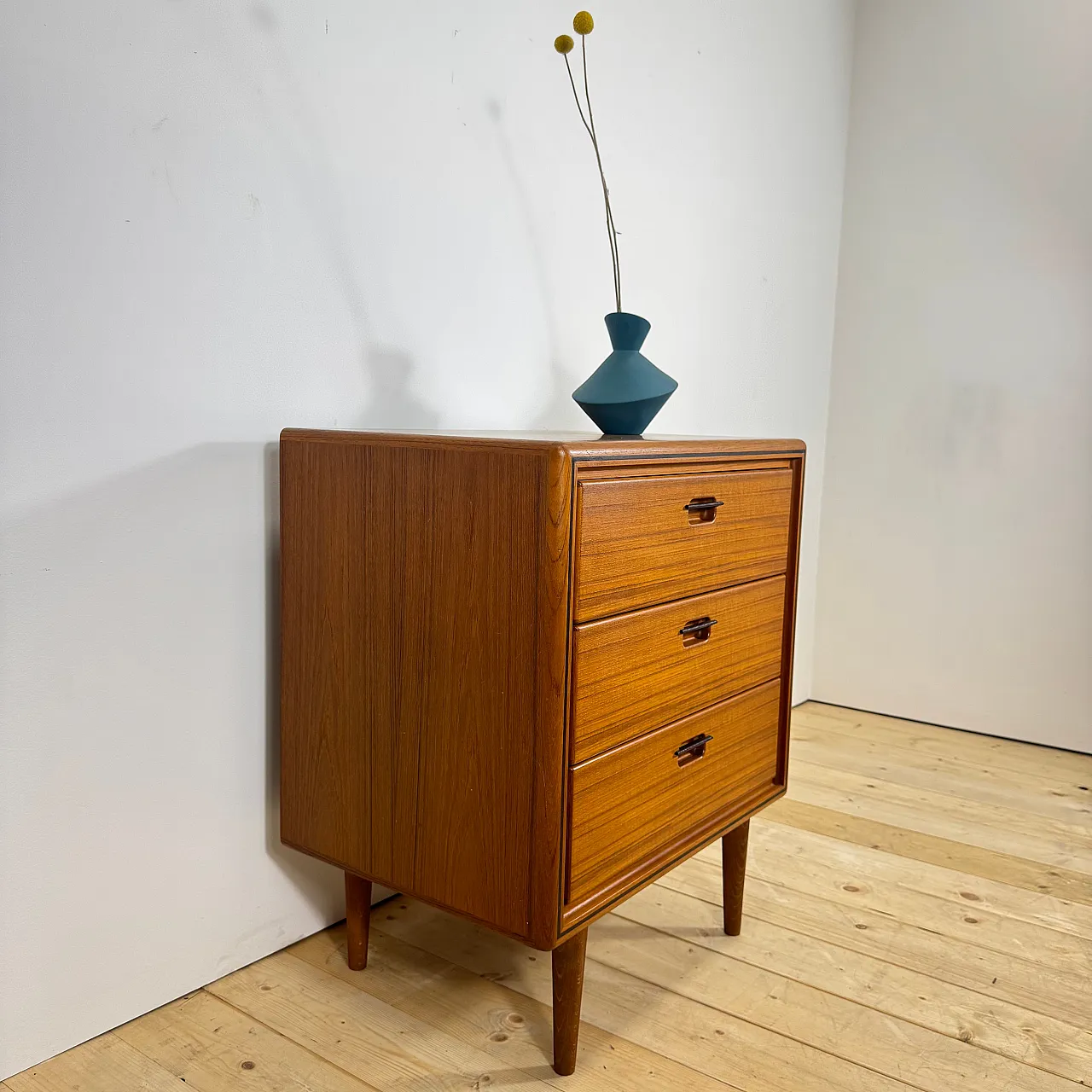 Piccola cassettiera danese in teak a tre cassetti, anni ’60 8