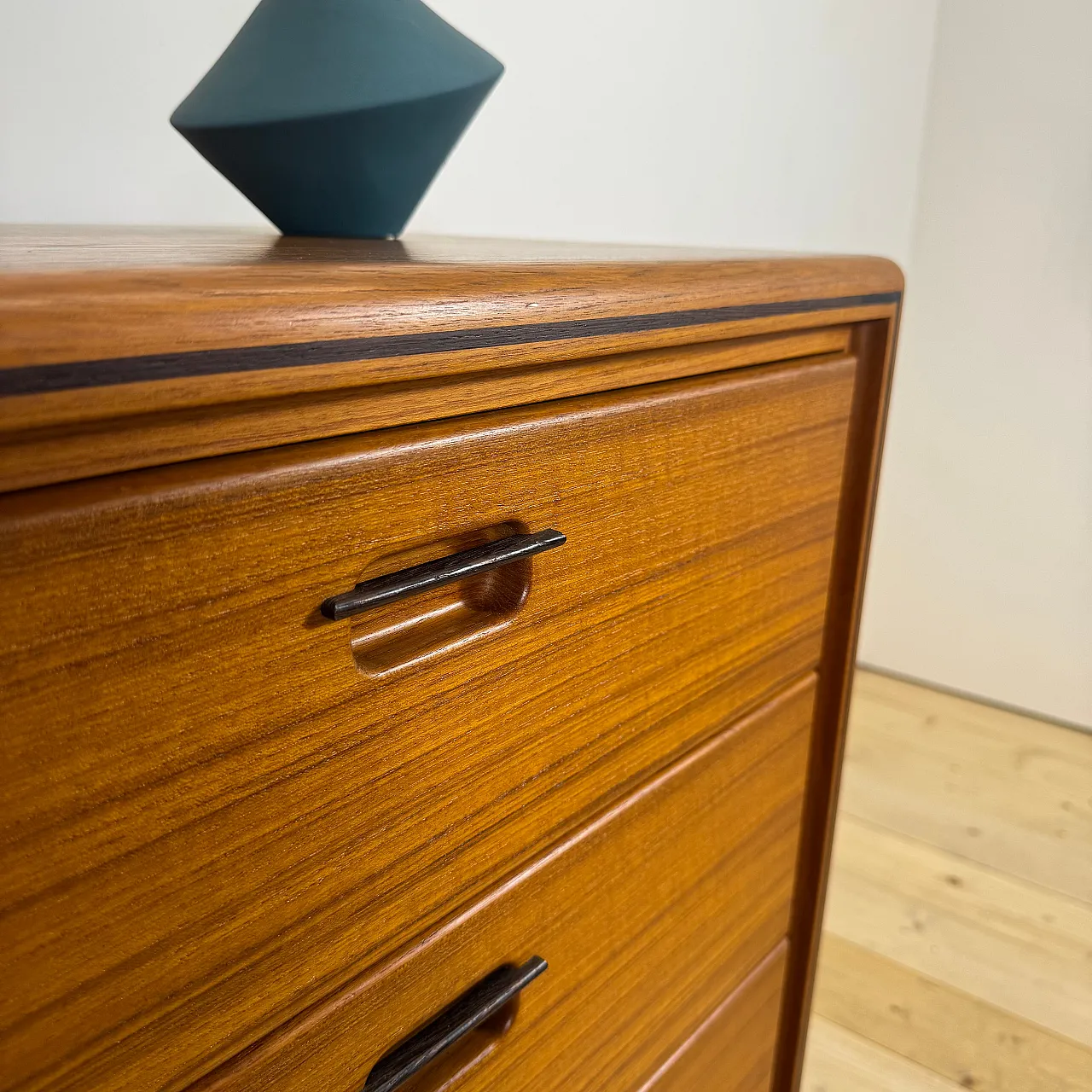 Piccola cassettiera danese in teak a tre cassetti, anni ’60 10