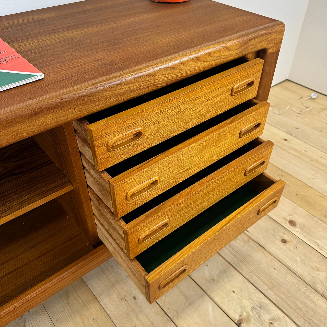 Sideboard Dyrlund in teak con ante a scomparsa e cassetti, anni ’60 8