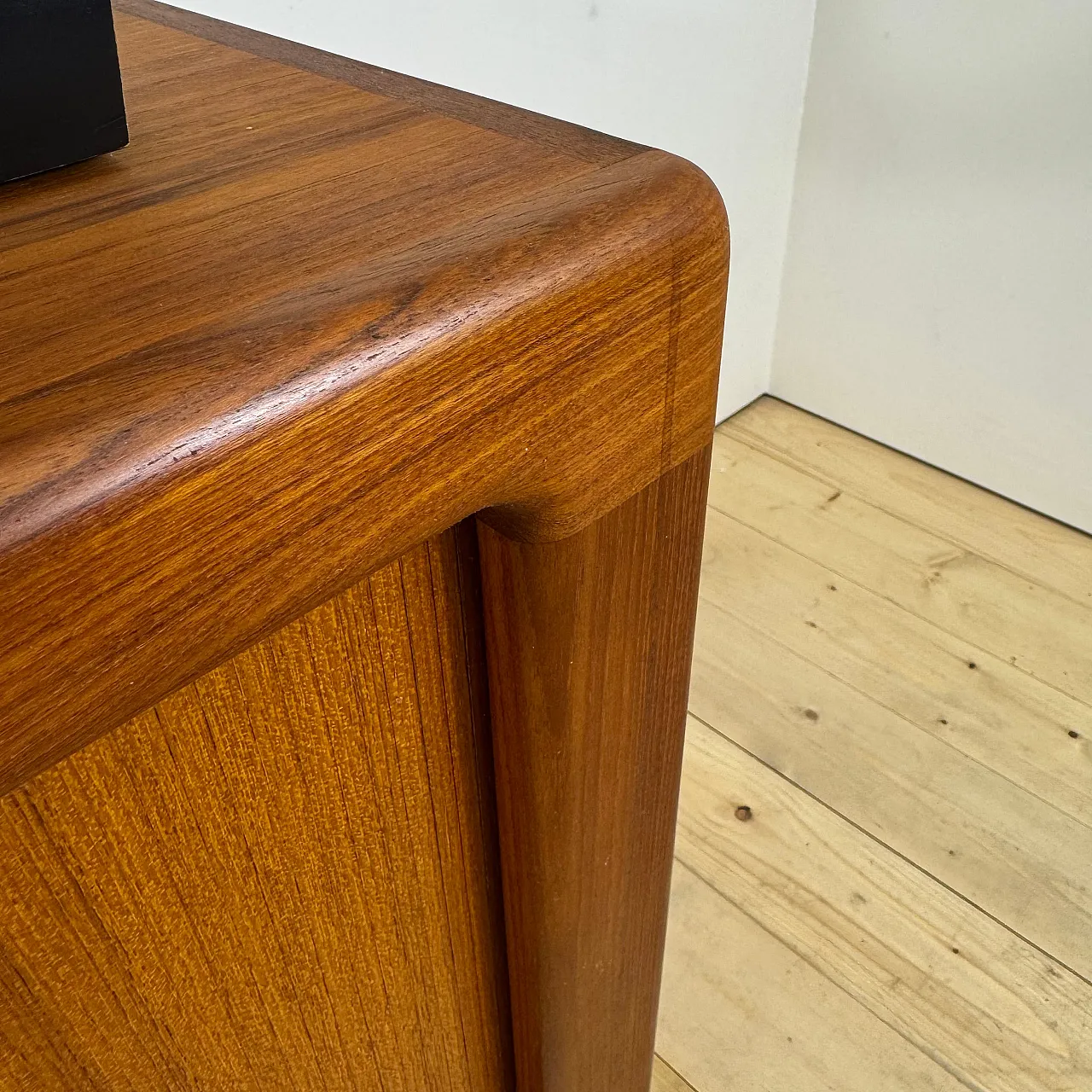 Sideboard Dyrlund in teak con ante a scomparsa, anni '60 3