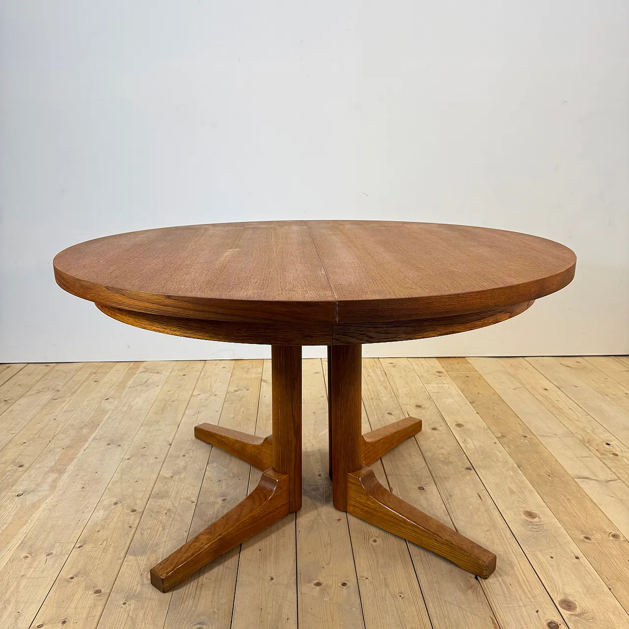 Round, extendable teak dining table, 1960s 2
