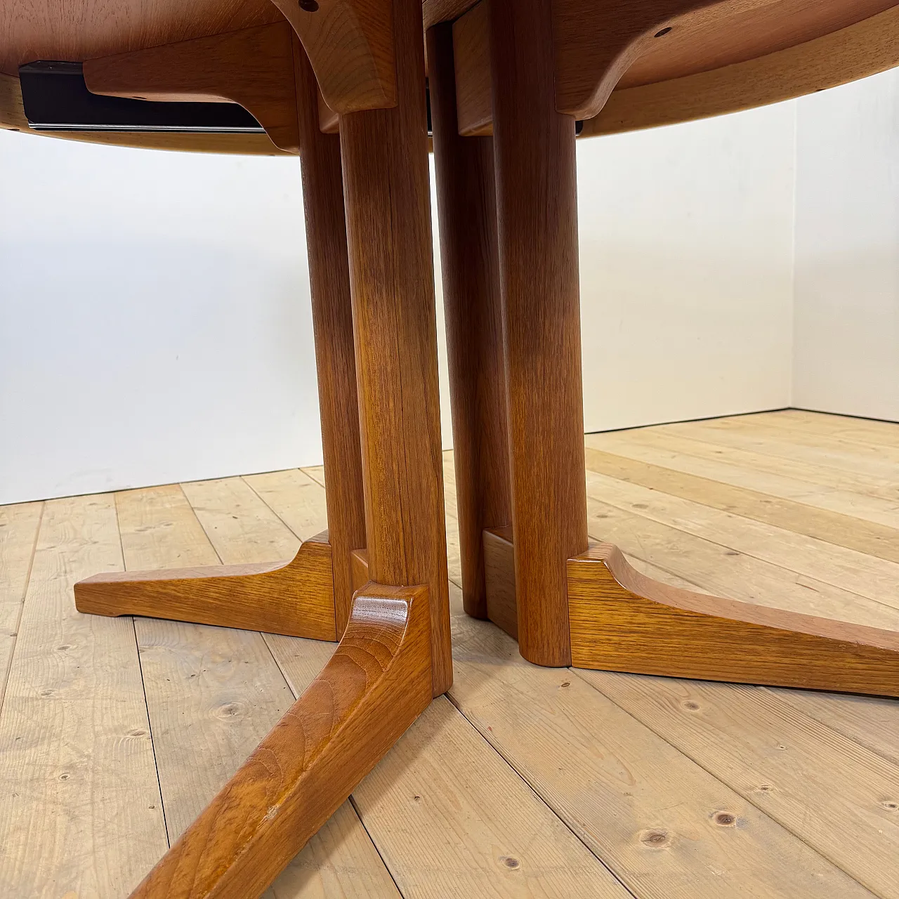 Round, extendable teak dining table, 1960s 3