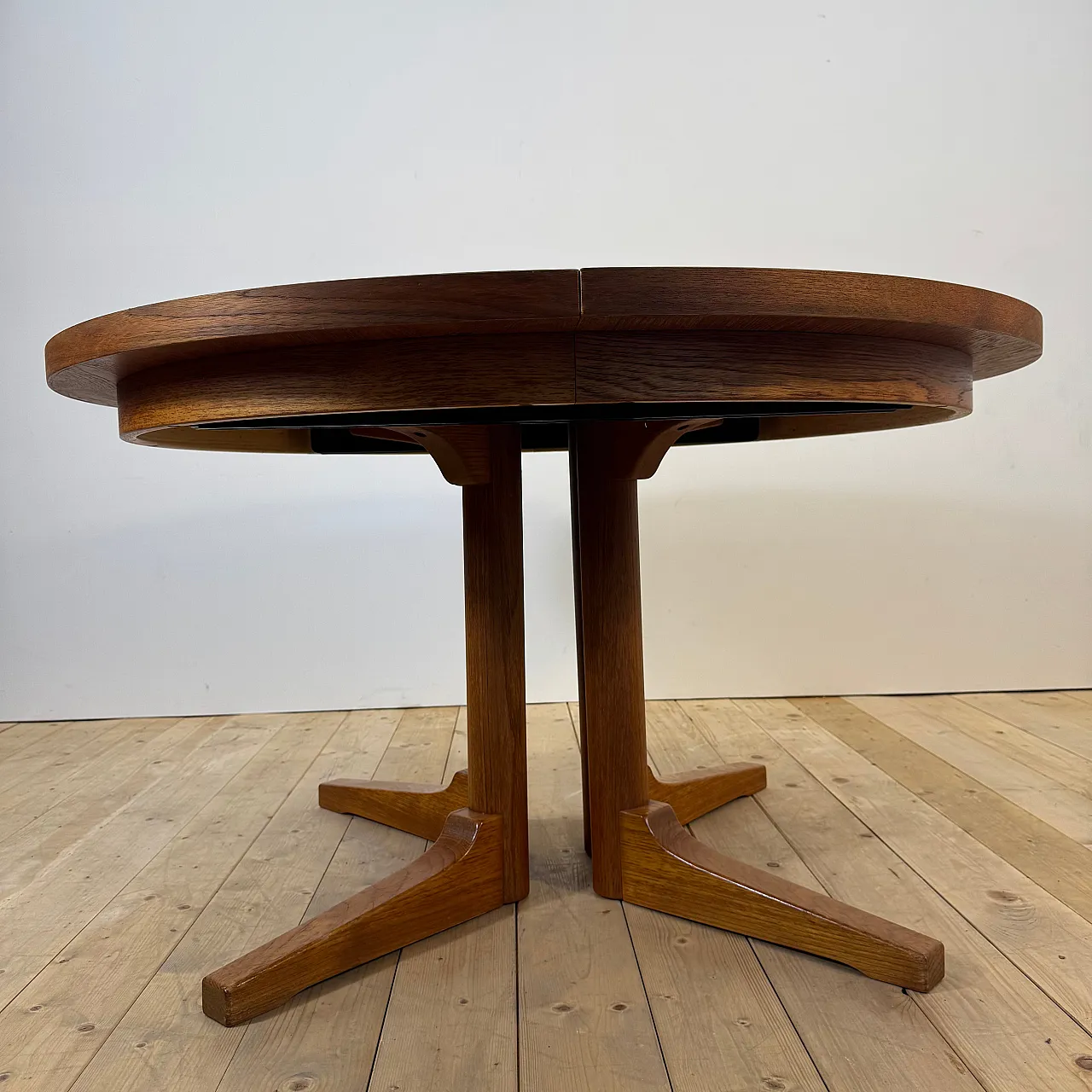 Round, extendable teak dining table, 1960s 4