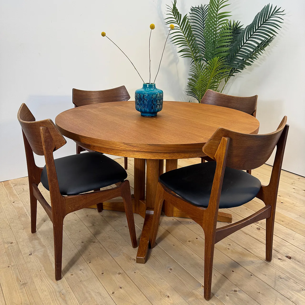 Round, extendable teak dining table, 1960s 5