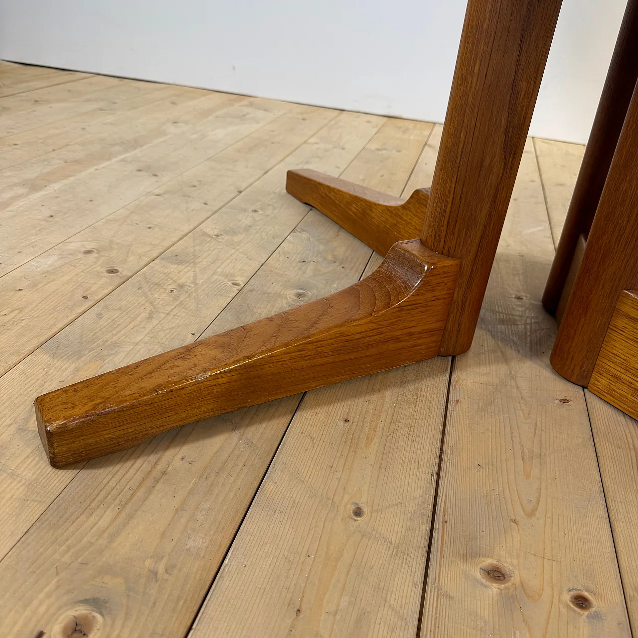 Round, extendable teak dining table, 1960s 6
