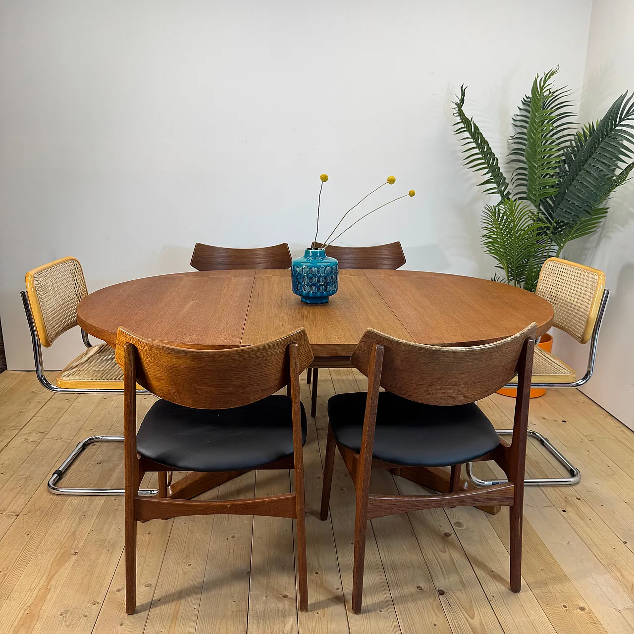 Round, extendable teak dining table, 1960s 7