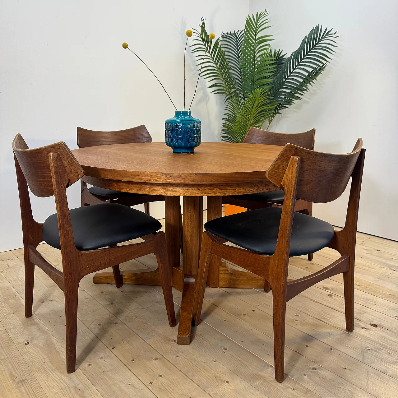 Round, extendable teak dining table, 1960s 8