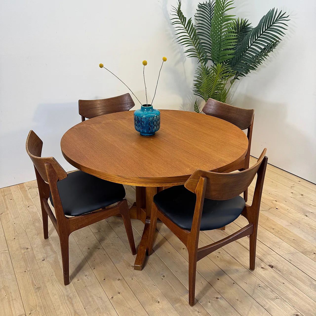 Round, extendable teak dining table, 1960s 9