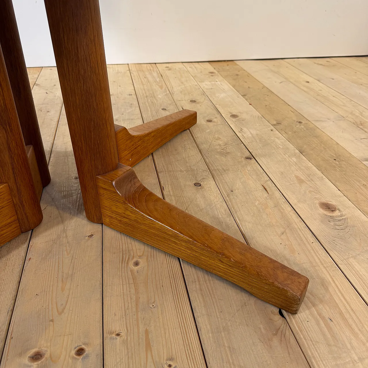 Round, extendable teak dining table, 1960s 10