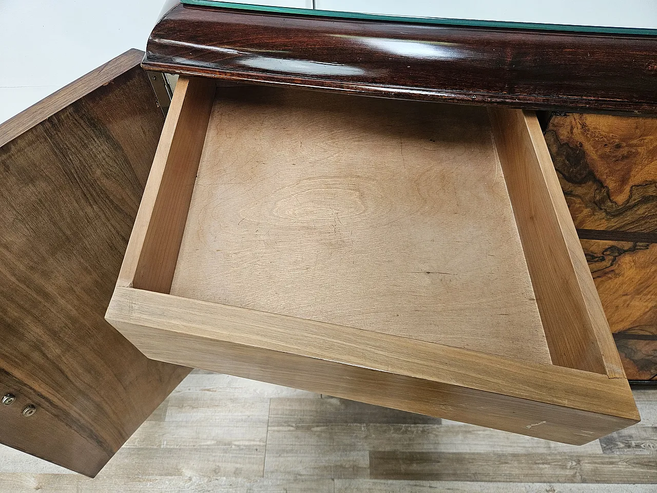 1940s Art Deco Milanese sideboard in briarwood and mirror 15