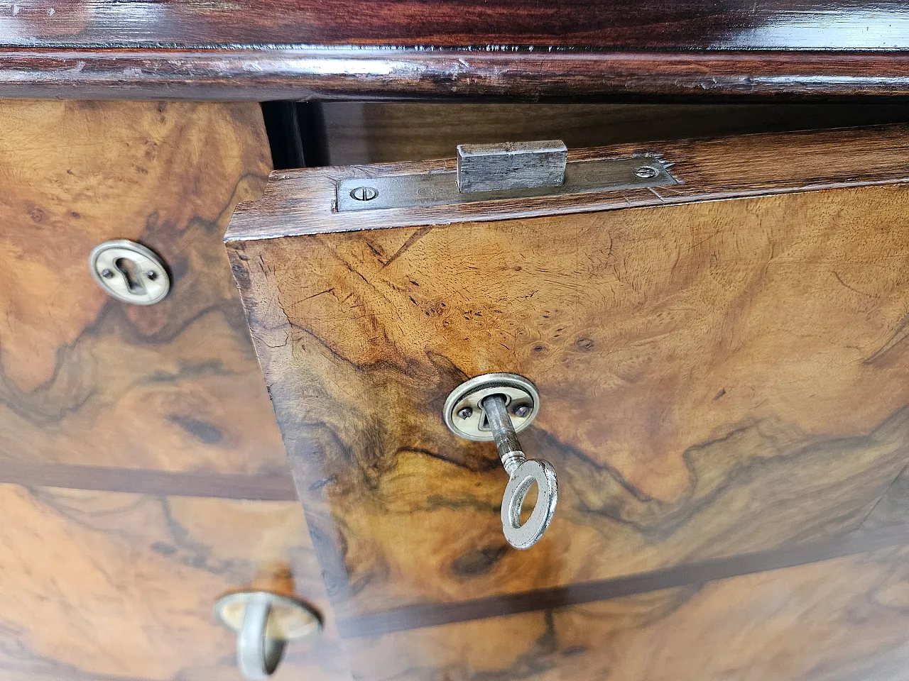 1940s Art Deco Milanese sideboard in briarwood and mirror 21