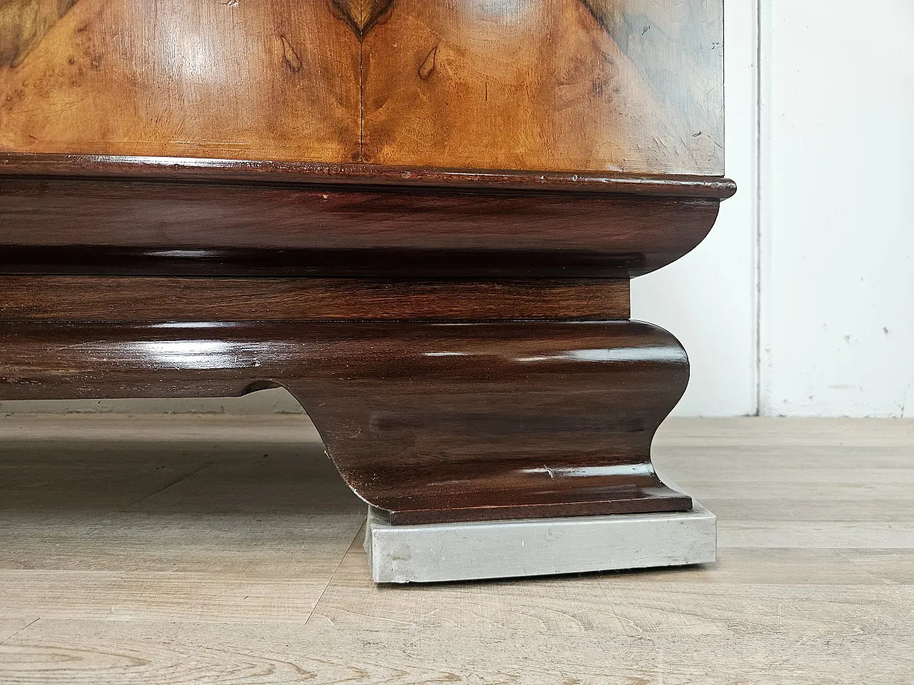 1940s Art Deco Milanese sideboard in briarwood and mirror 26